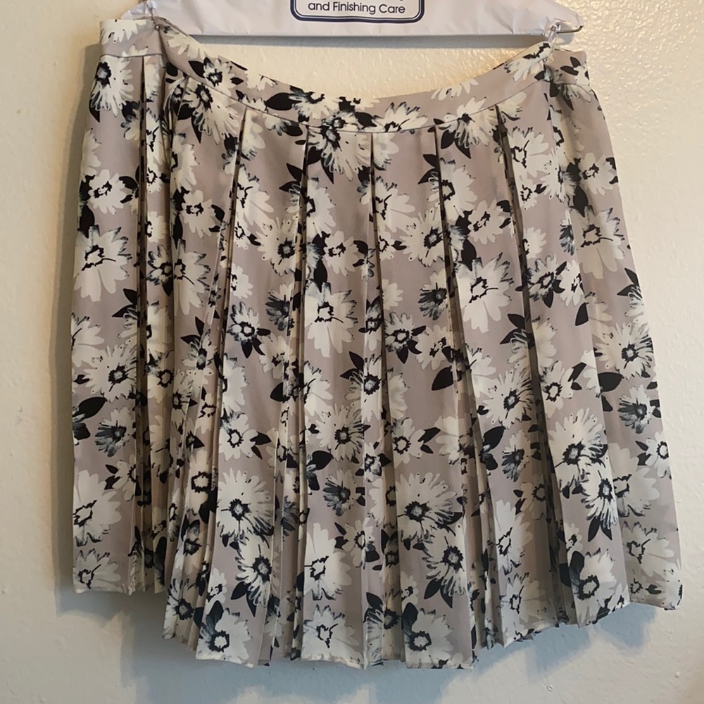 Lovely Banana Republic Lilac Floral Pleated Skirt
